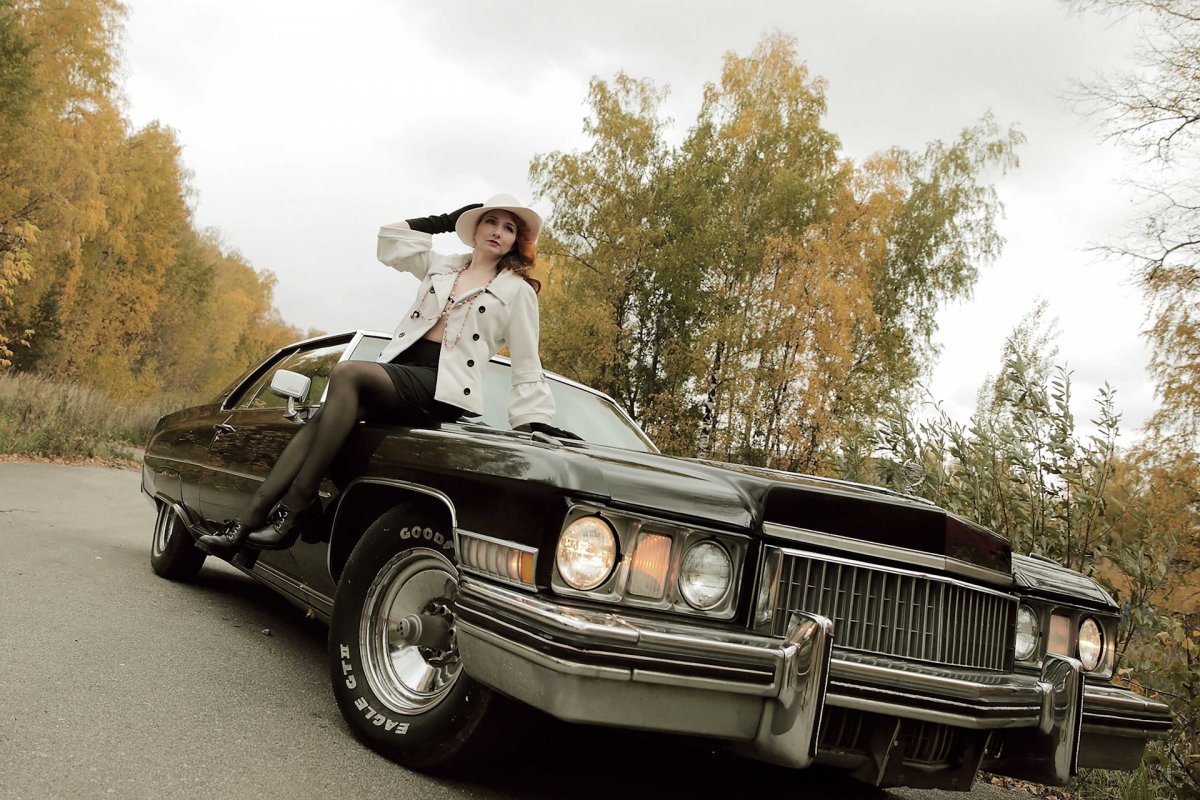 Ретро автомобили Кадиллак и девушки
