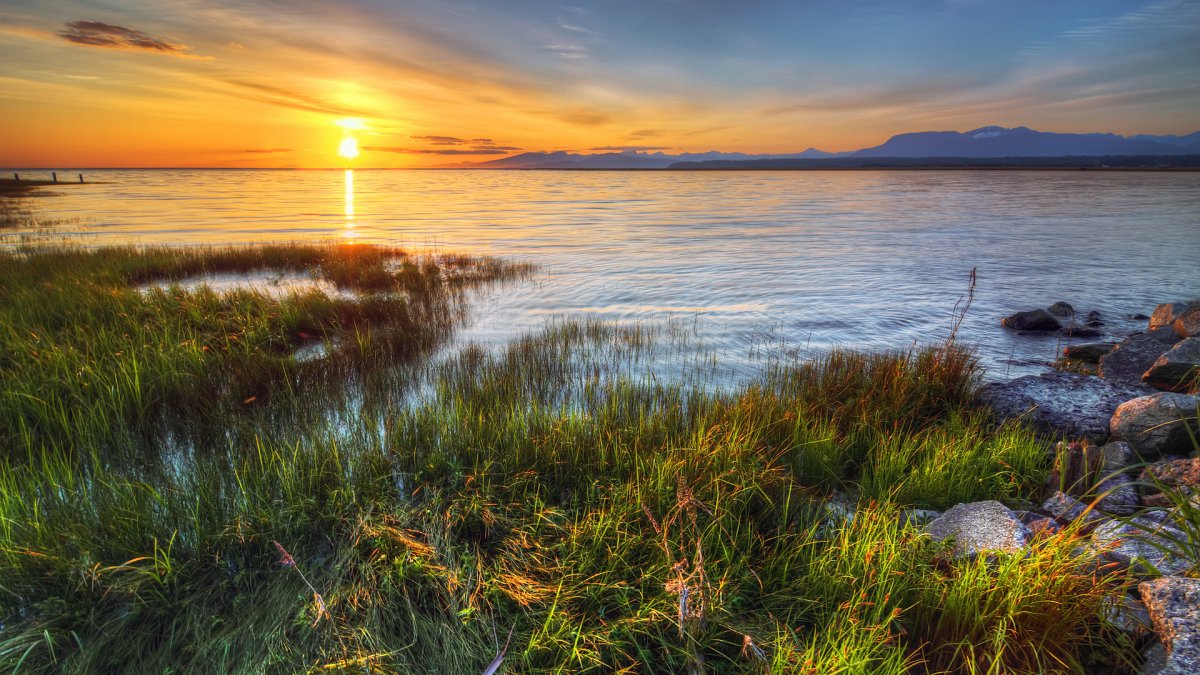 Рассвет на озере