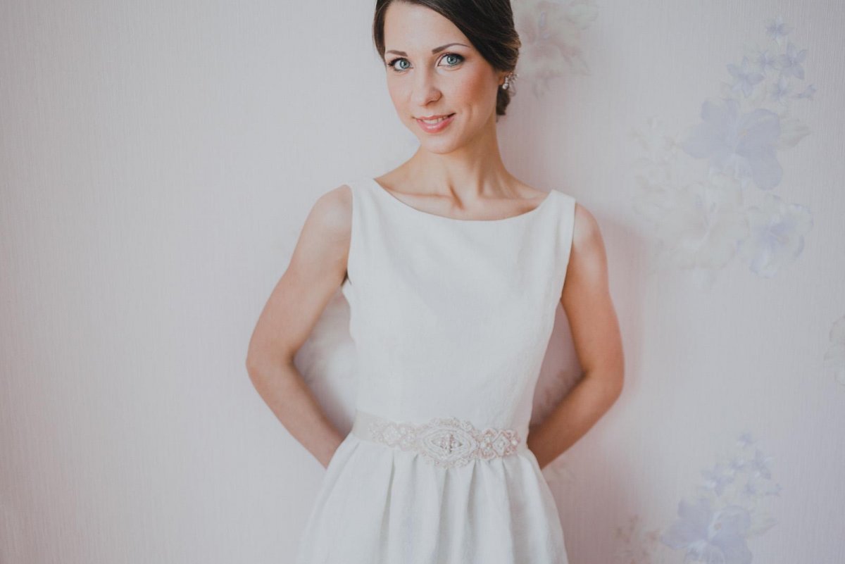 Ласковый медведь и девушка