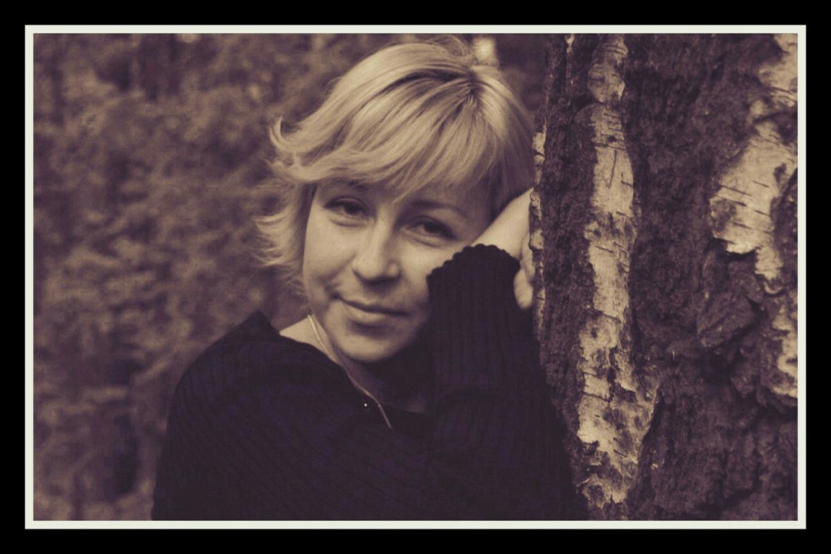 Девушки в купальниках на речке