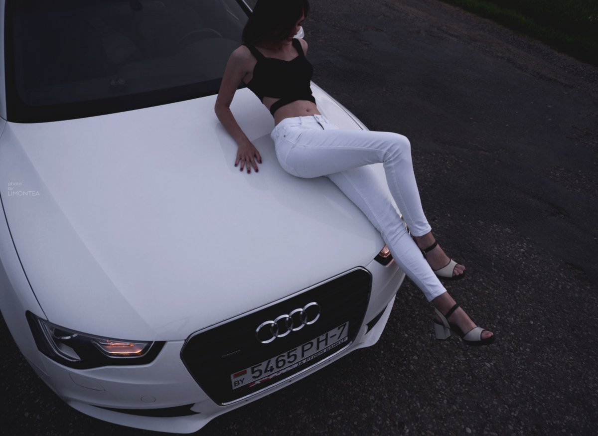 Девушка и белая Ауди