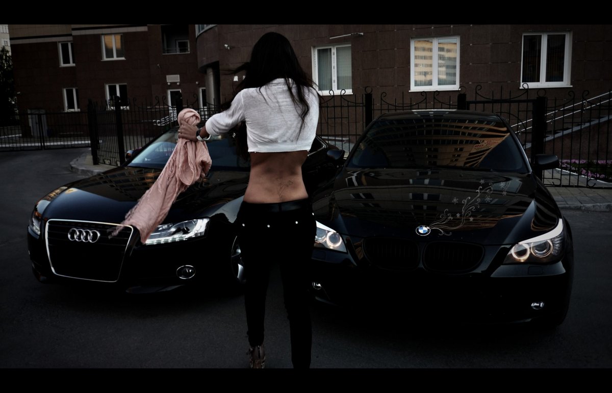 Блэк пакет на белой машине