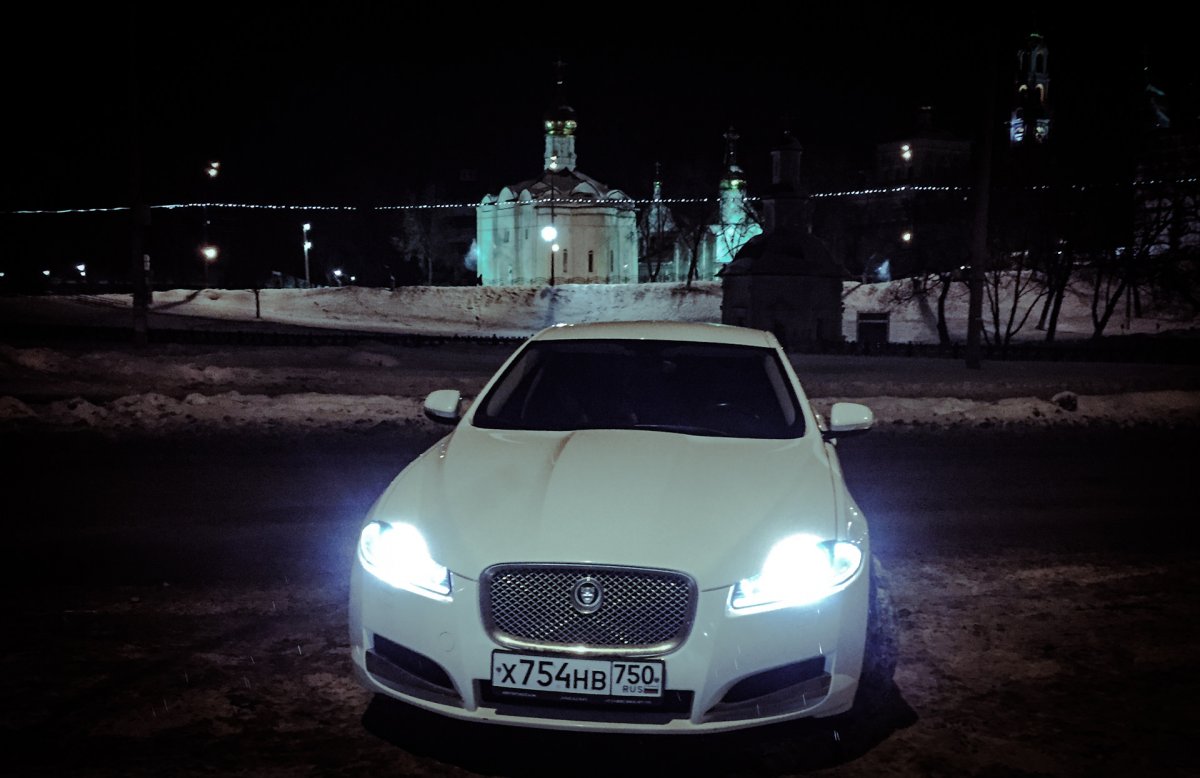 Белая машина в городе