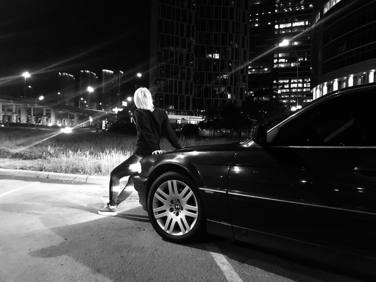 Парень возле машины ночью