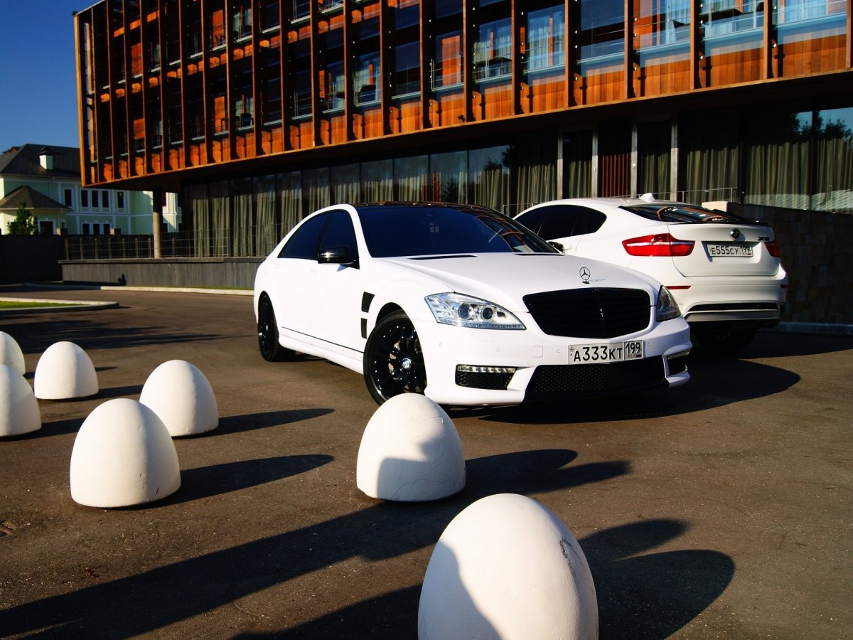 Белый Мерседес и черный БМВ