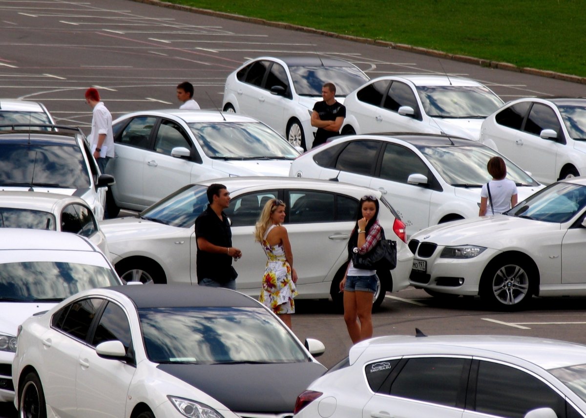 Девушка в машине БМВ