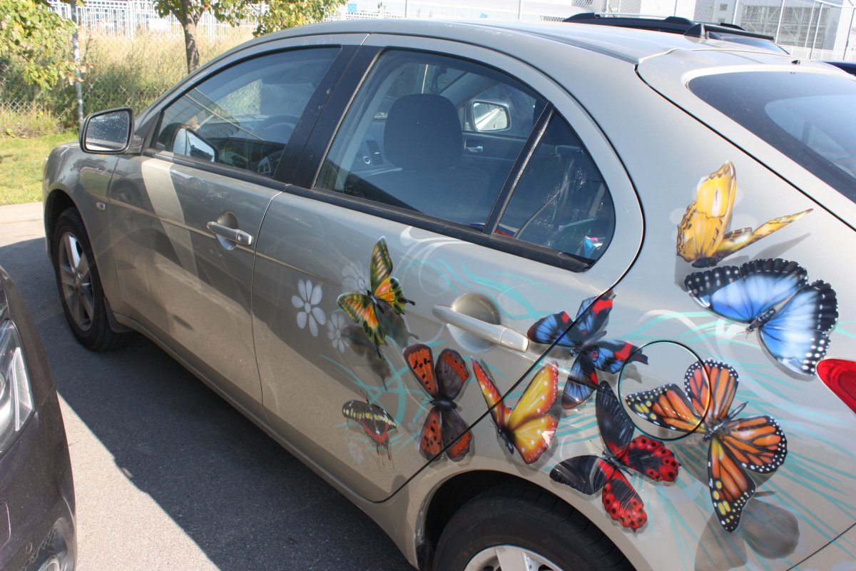 Бугатти значок на машине