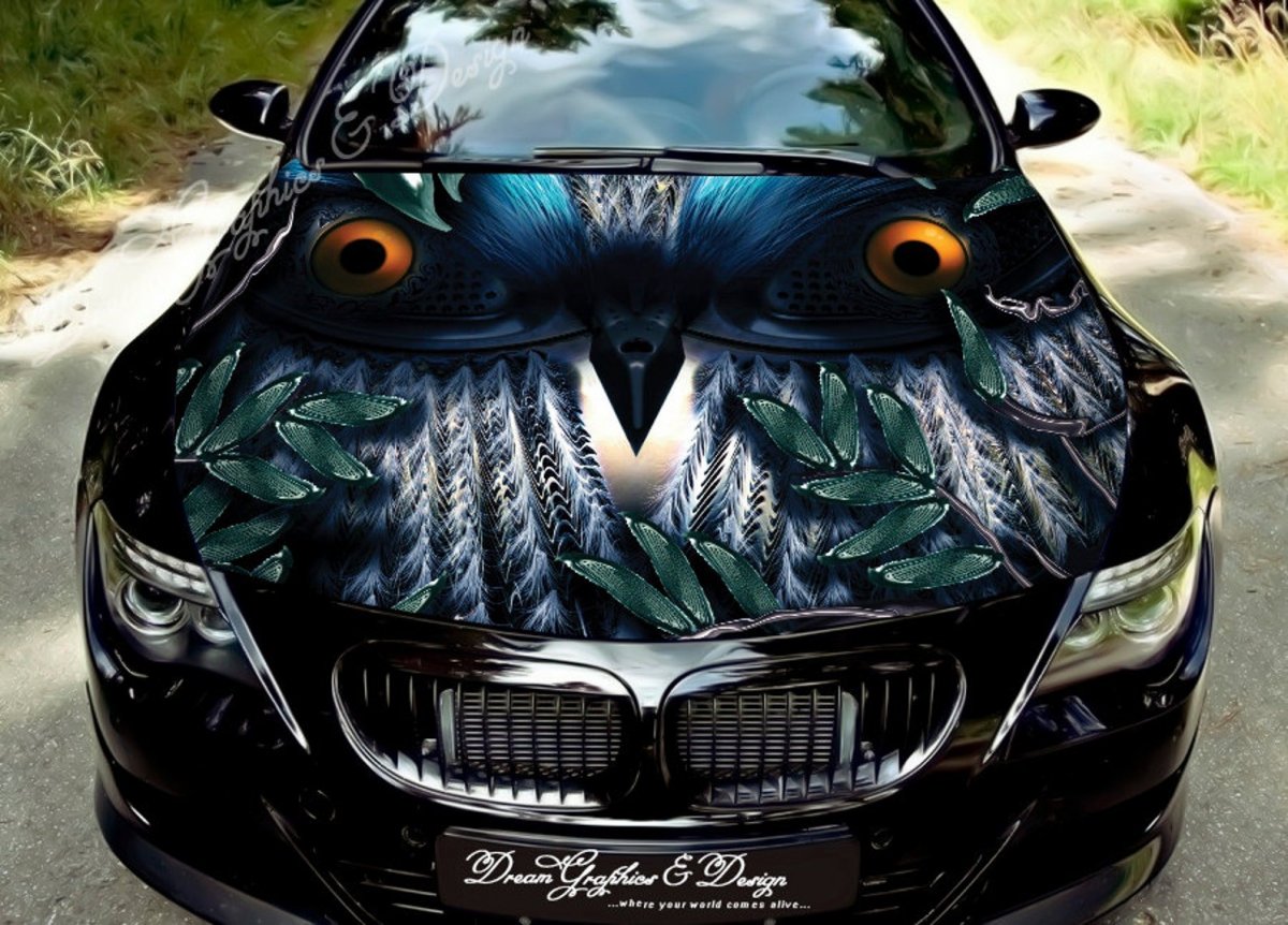 Винилография на капот белого автомобиля