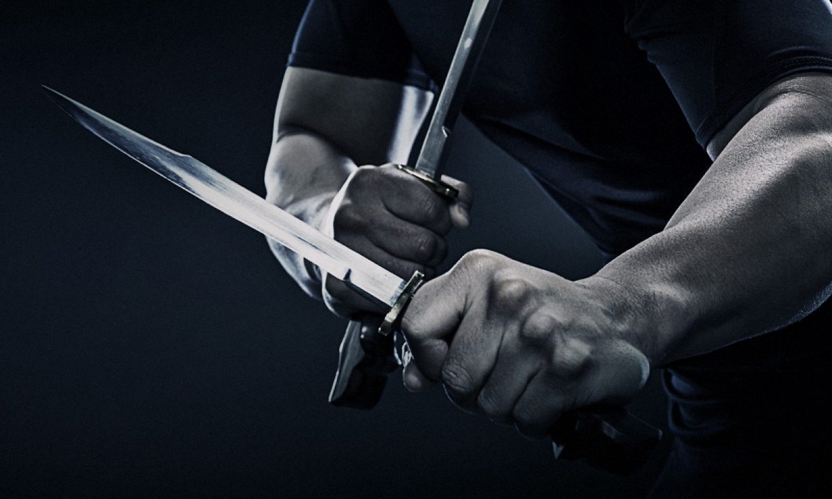 Женщина с кинжалом