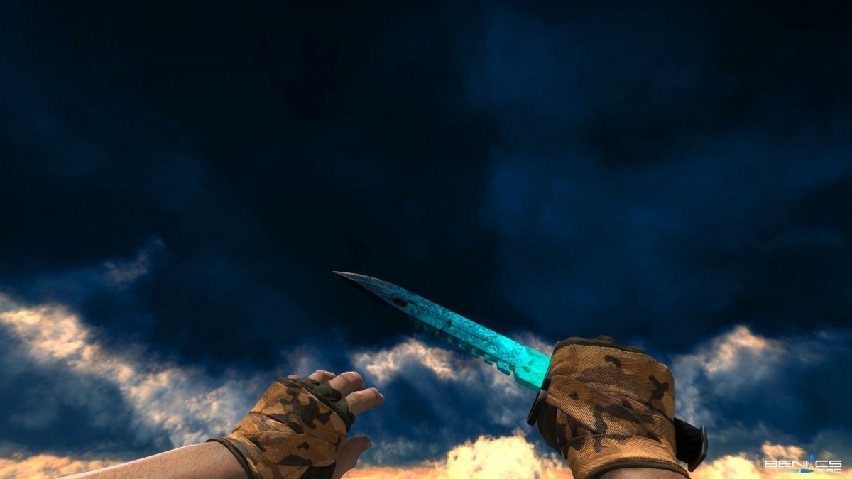 Нож на фоновой