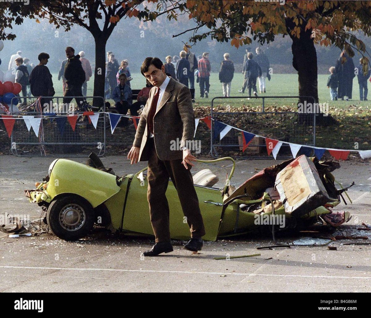 В каком фильме сыграл Роун Эткинсон в самолете