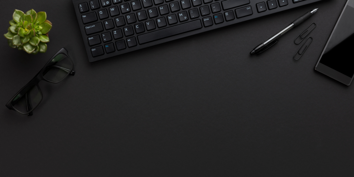 Черный офисный стол сверху