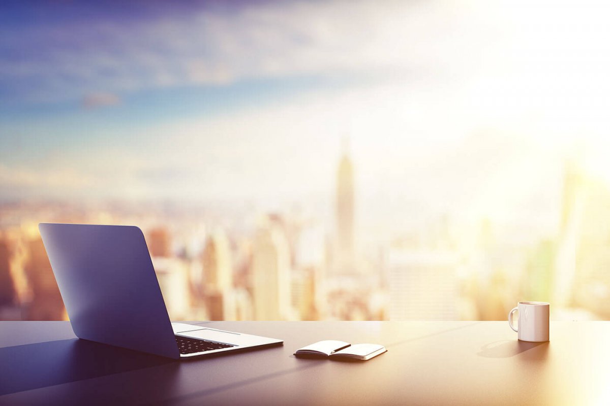 Ноутбук на деревянном столе