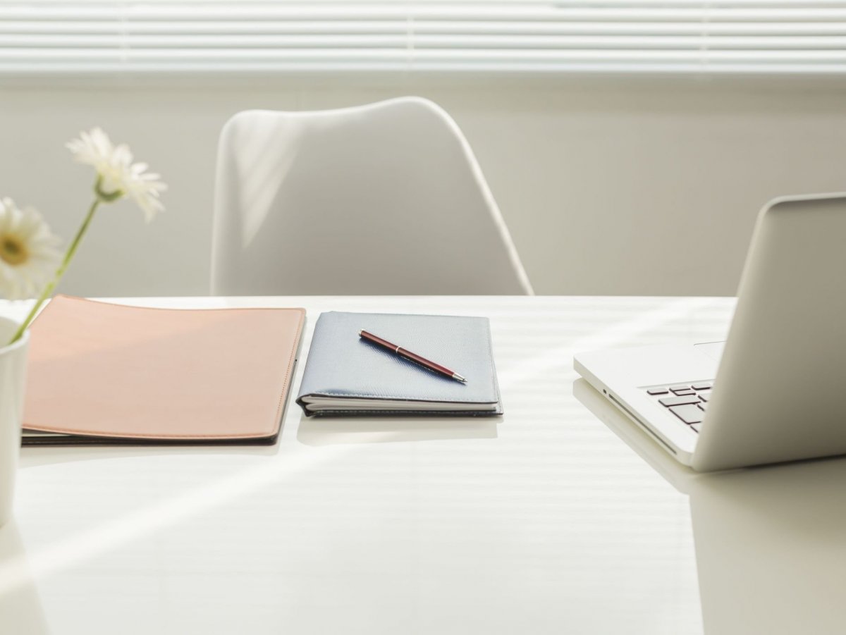 Офисный стол фон