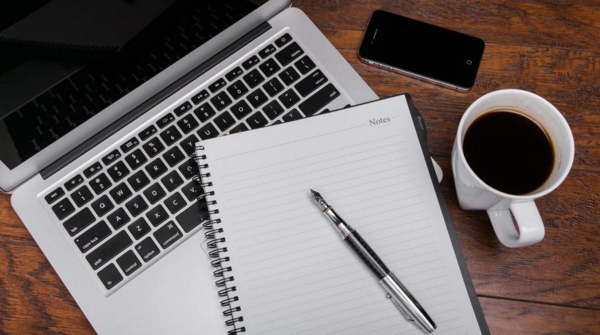 Ноутбук и блокнот