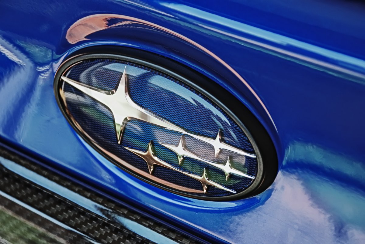 Автомобиль с птицей на капоте