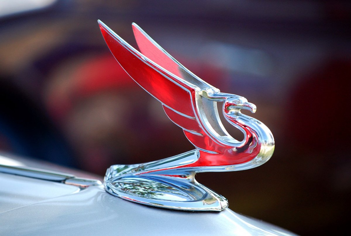 Значок машины с крыльями