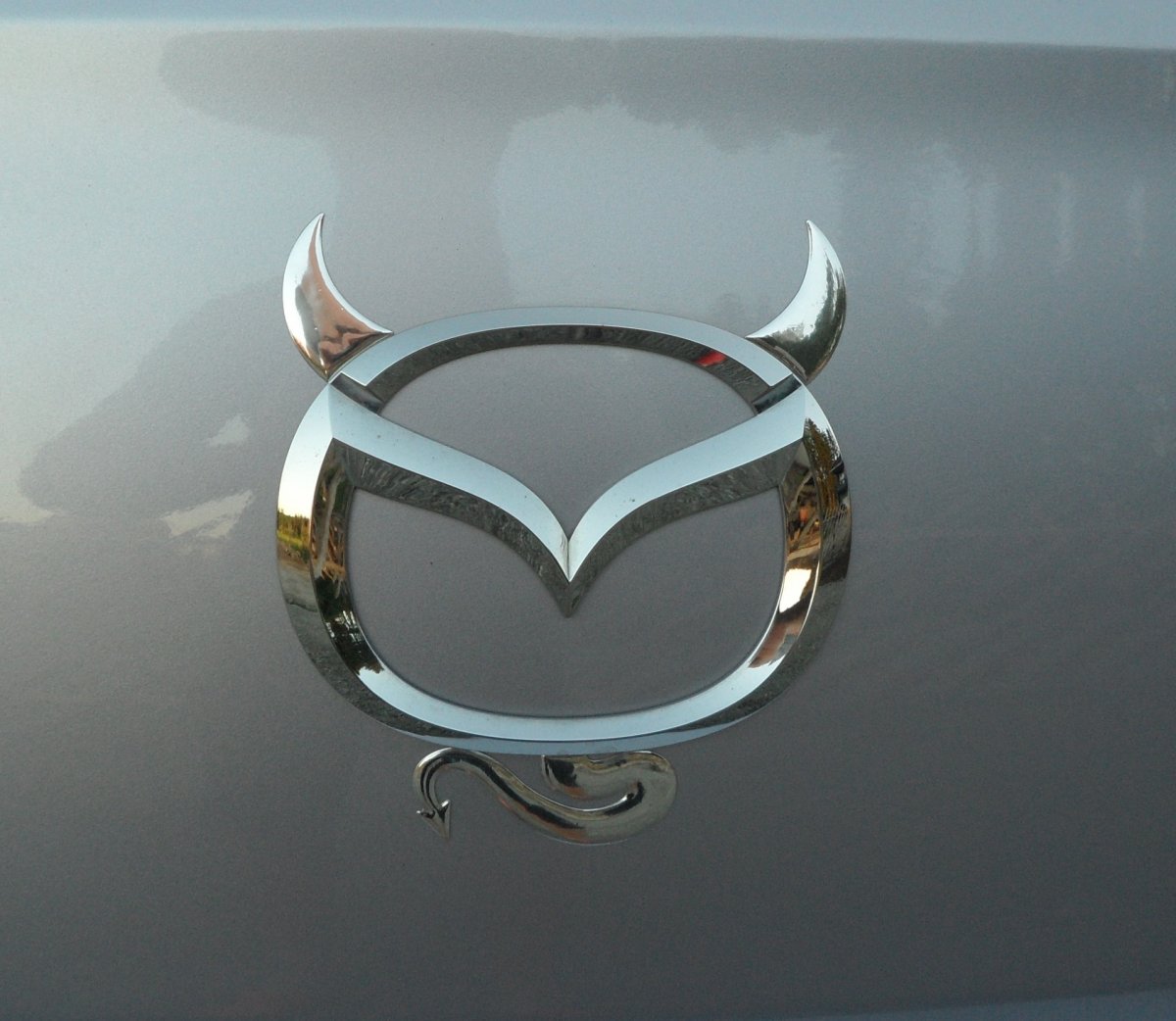 Автомобиль с птичкой на капоте