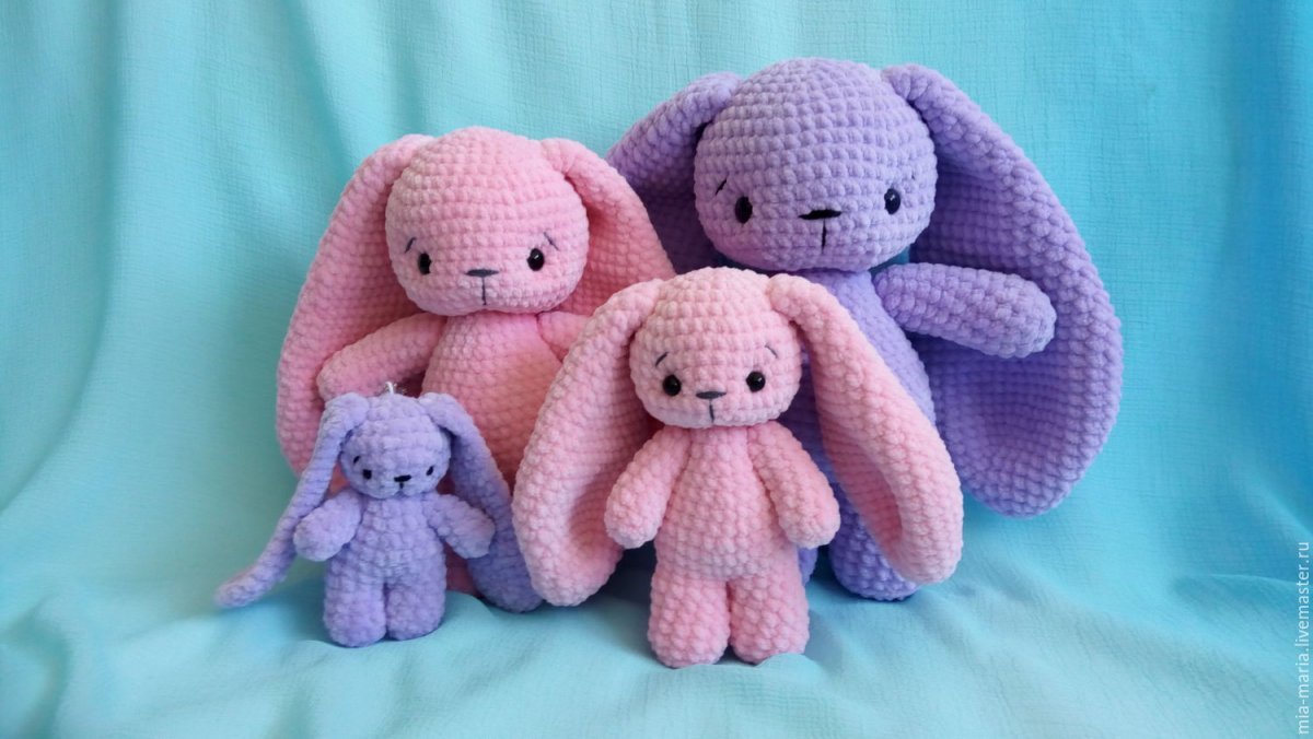 Вязаная игрушка заяц