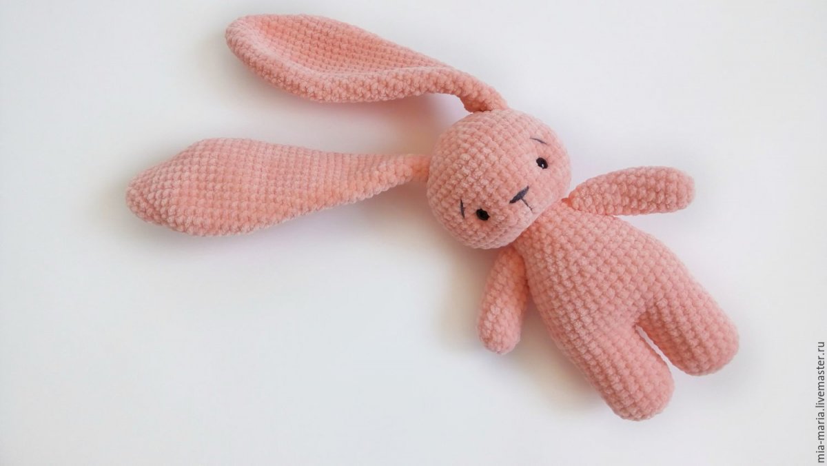 Вязаный зайчик с длинными ушами
