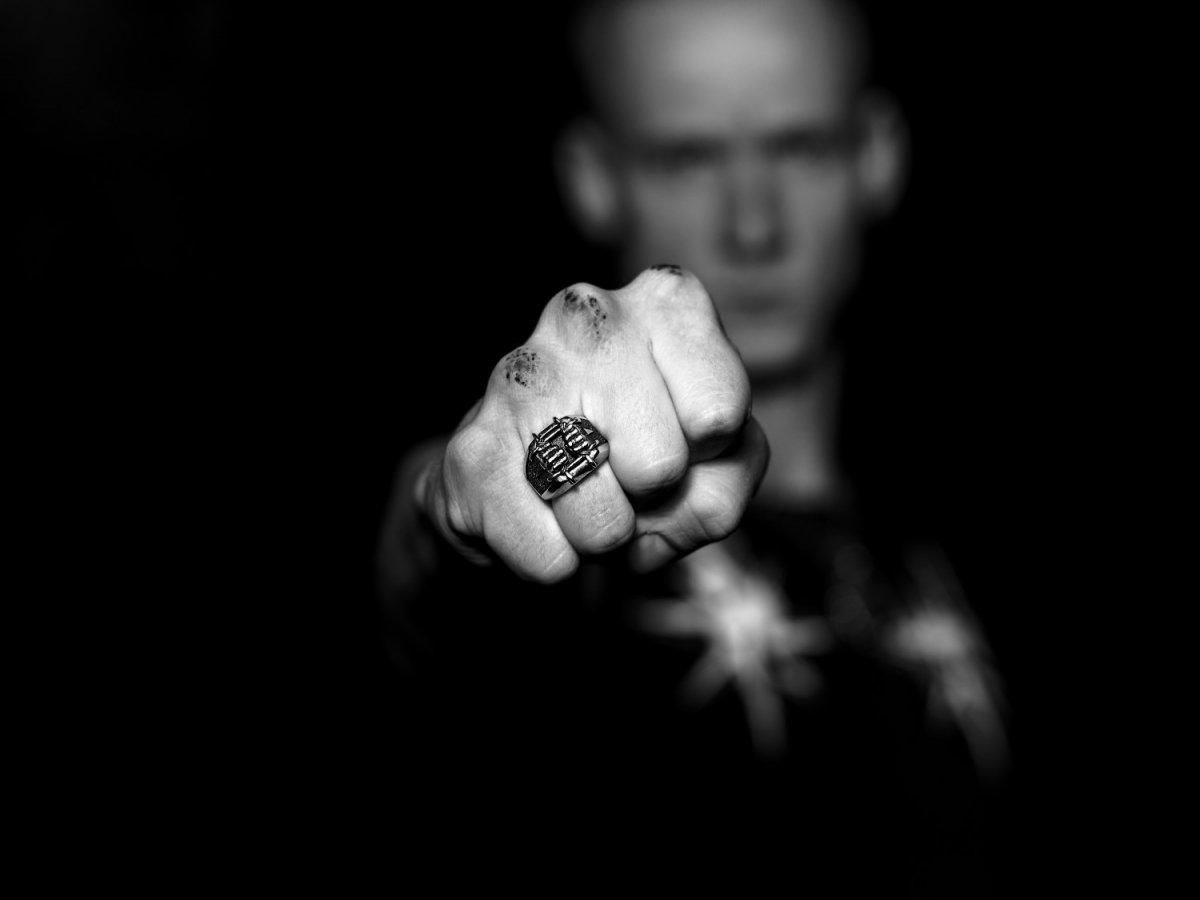 Человек в капюшоне в огне