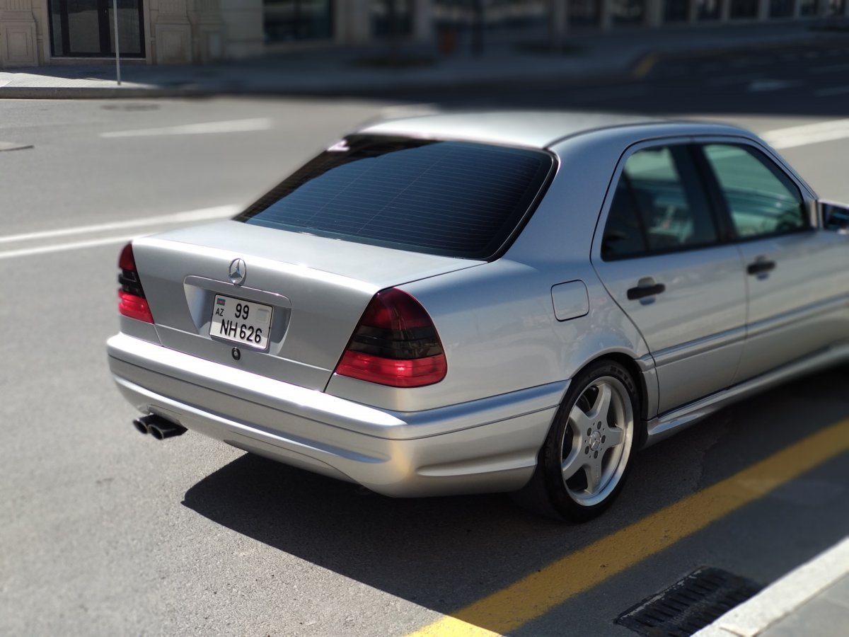 Машина Мерседес Бенц сечка w202