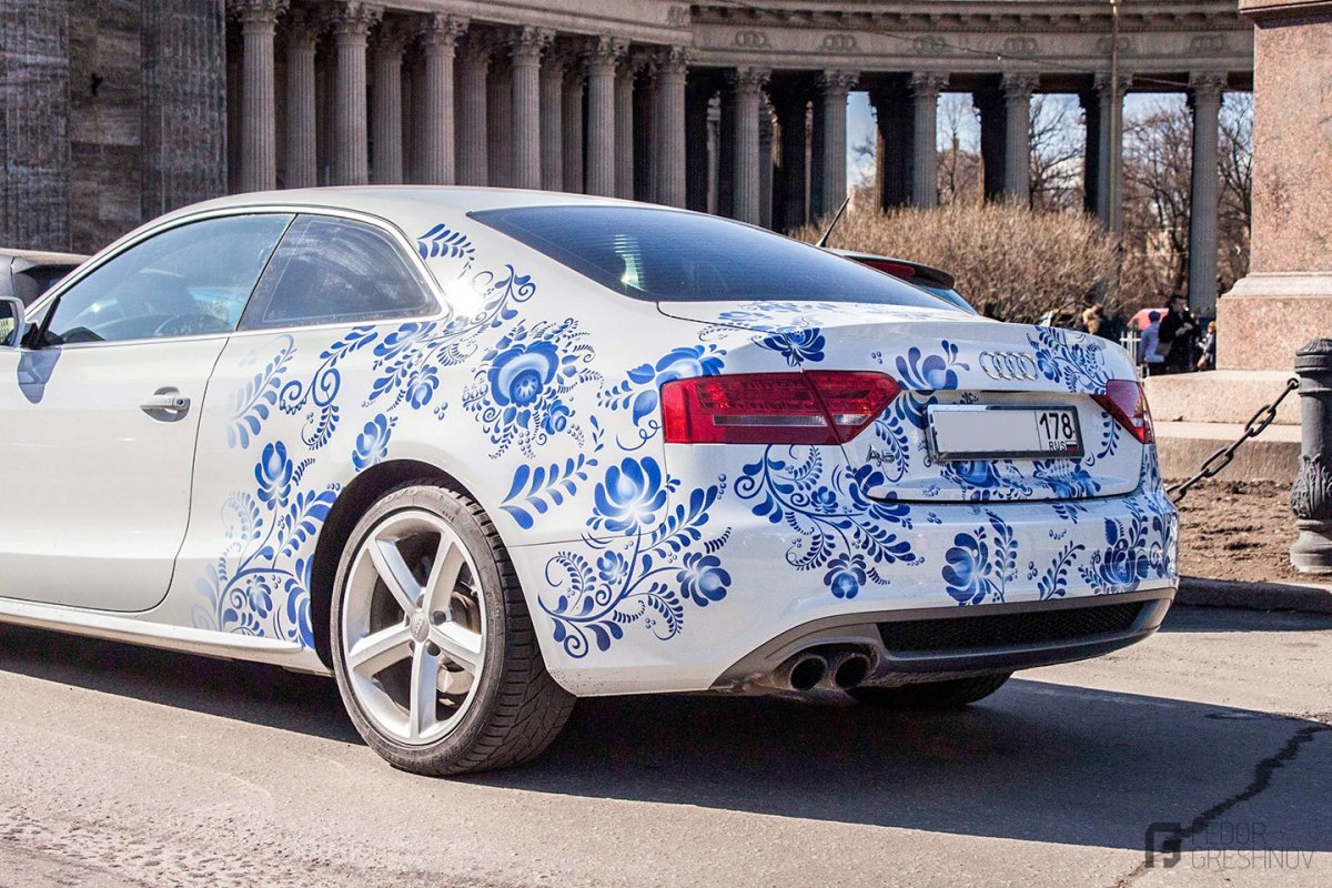 Танк разрисованный под Гжель