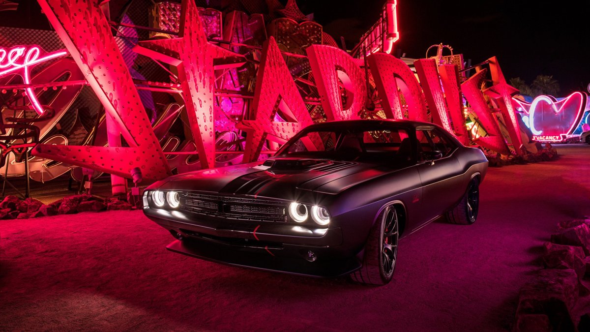 БМВ м5 неоновая