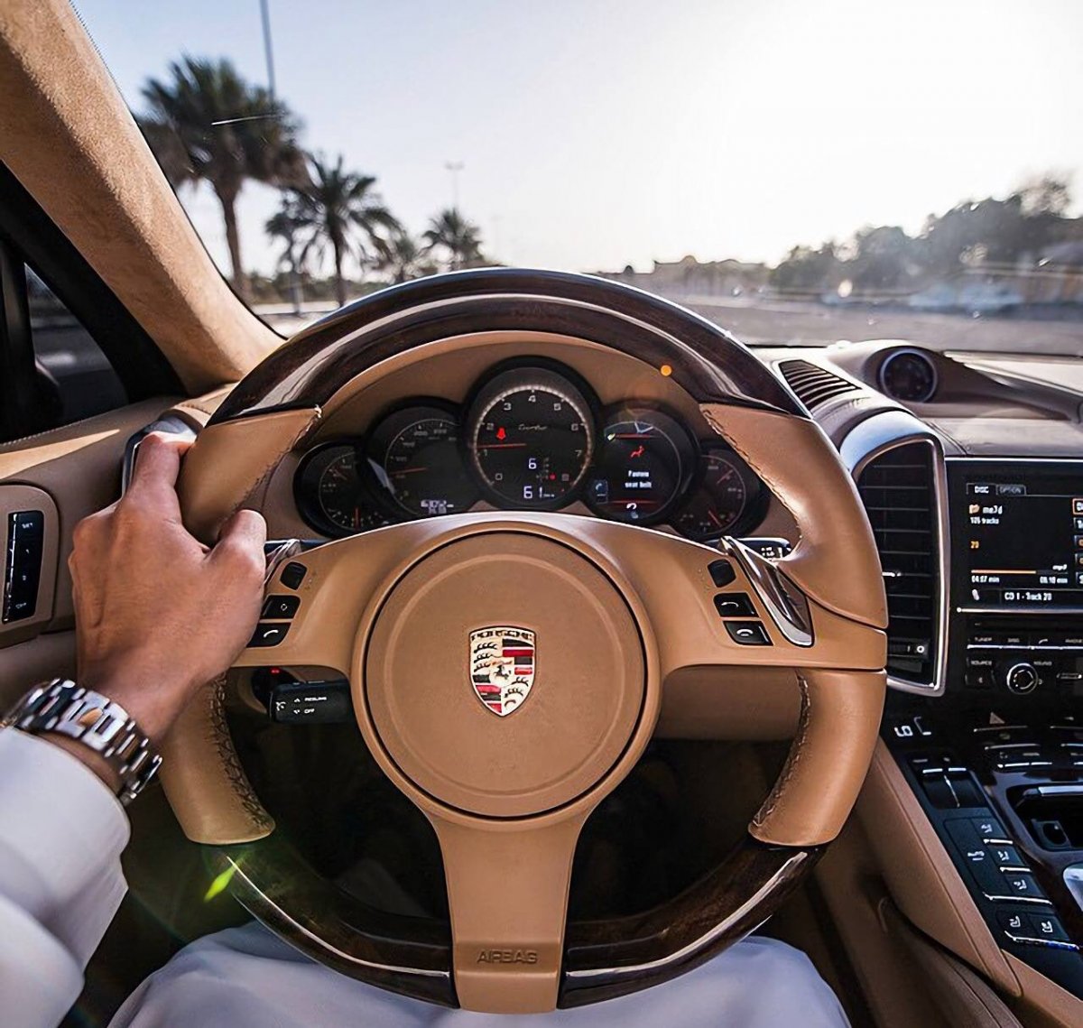 За рулем Порше Кайен