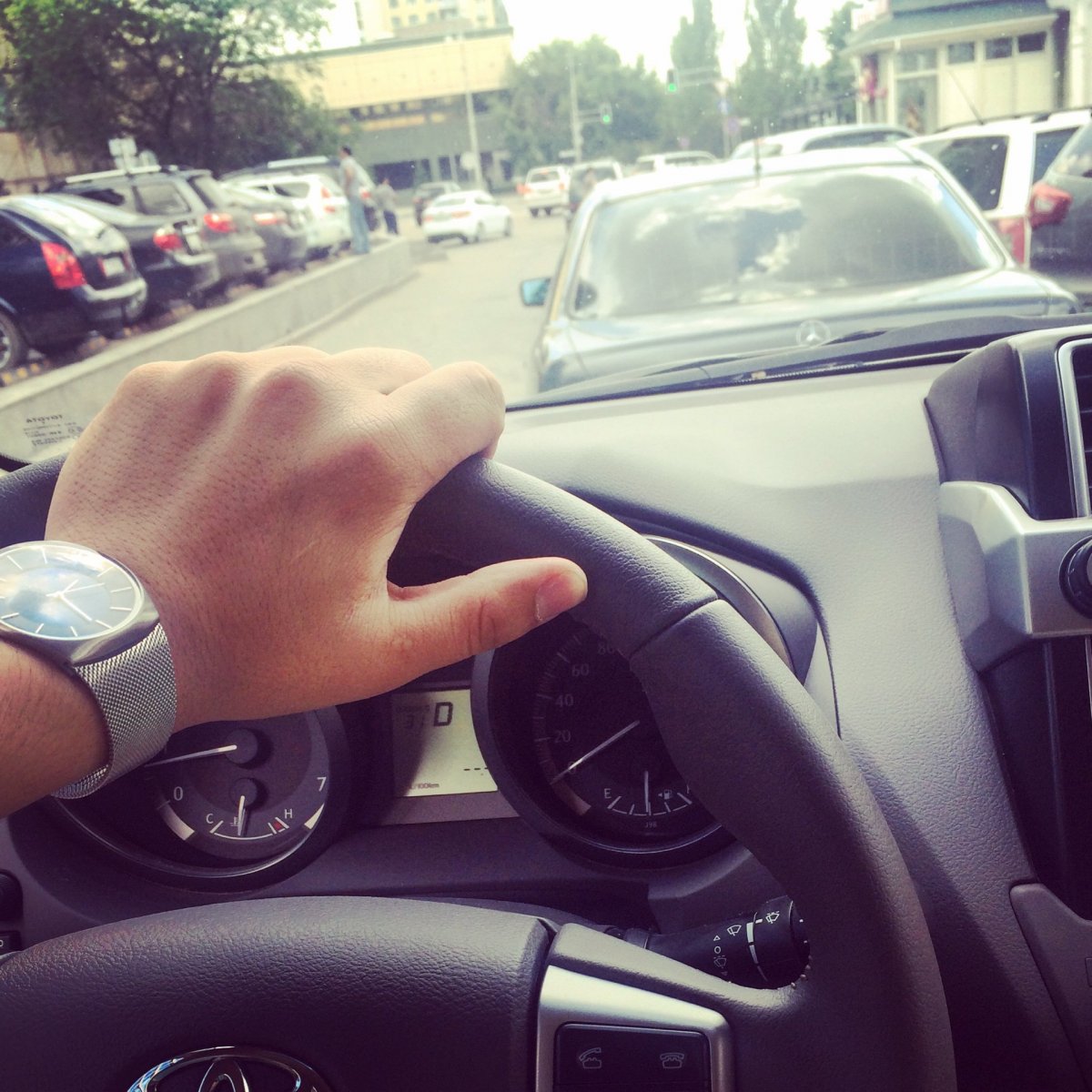 Мужские руки на руле авто