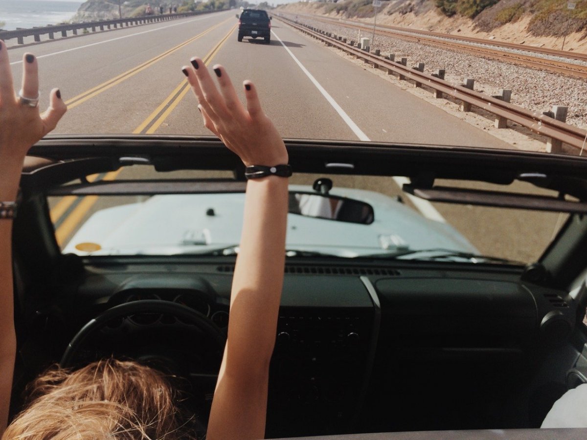 Девушка едет на машине