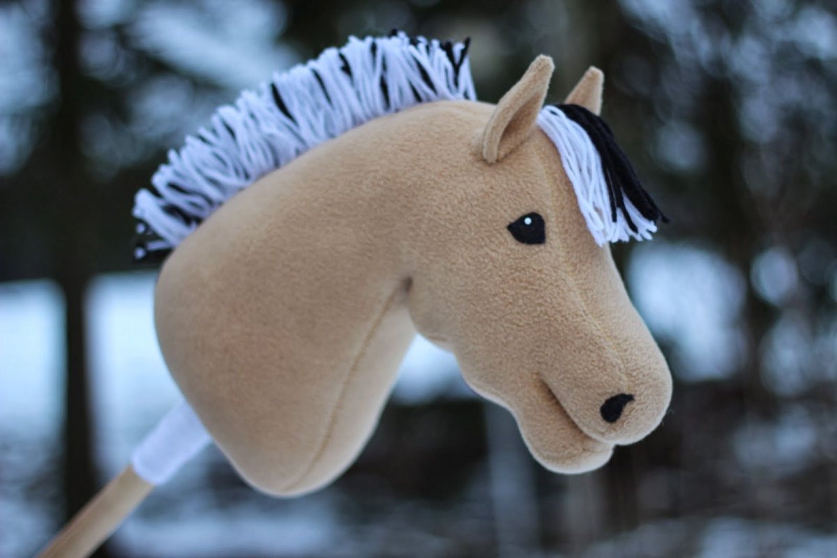 Реалистичные лошади на палке