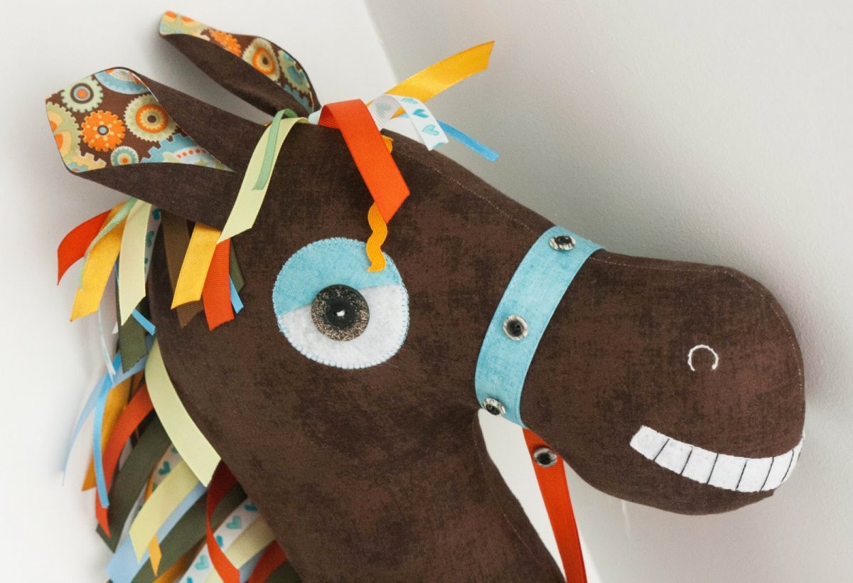 Лошадка на палочке из носка