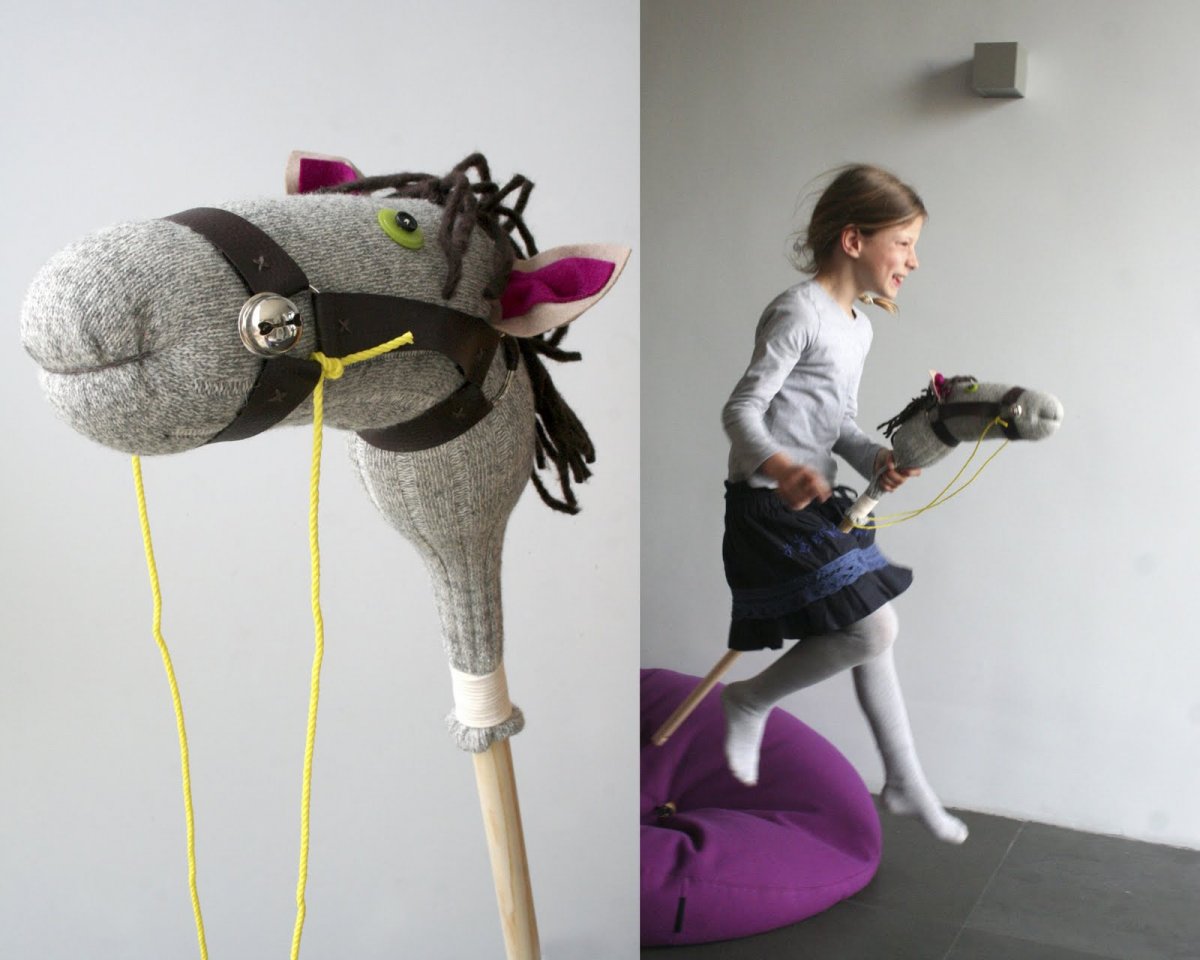 Лошадка на палочке из носка