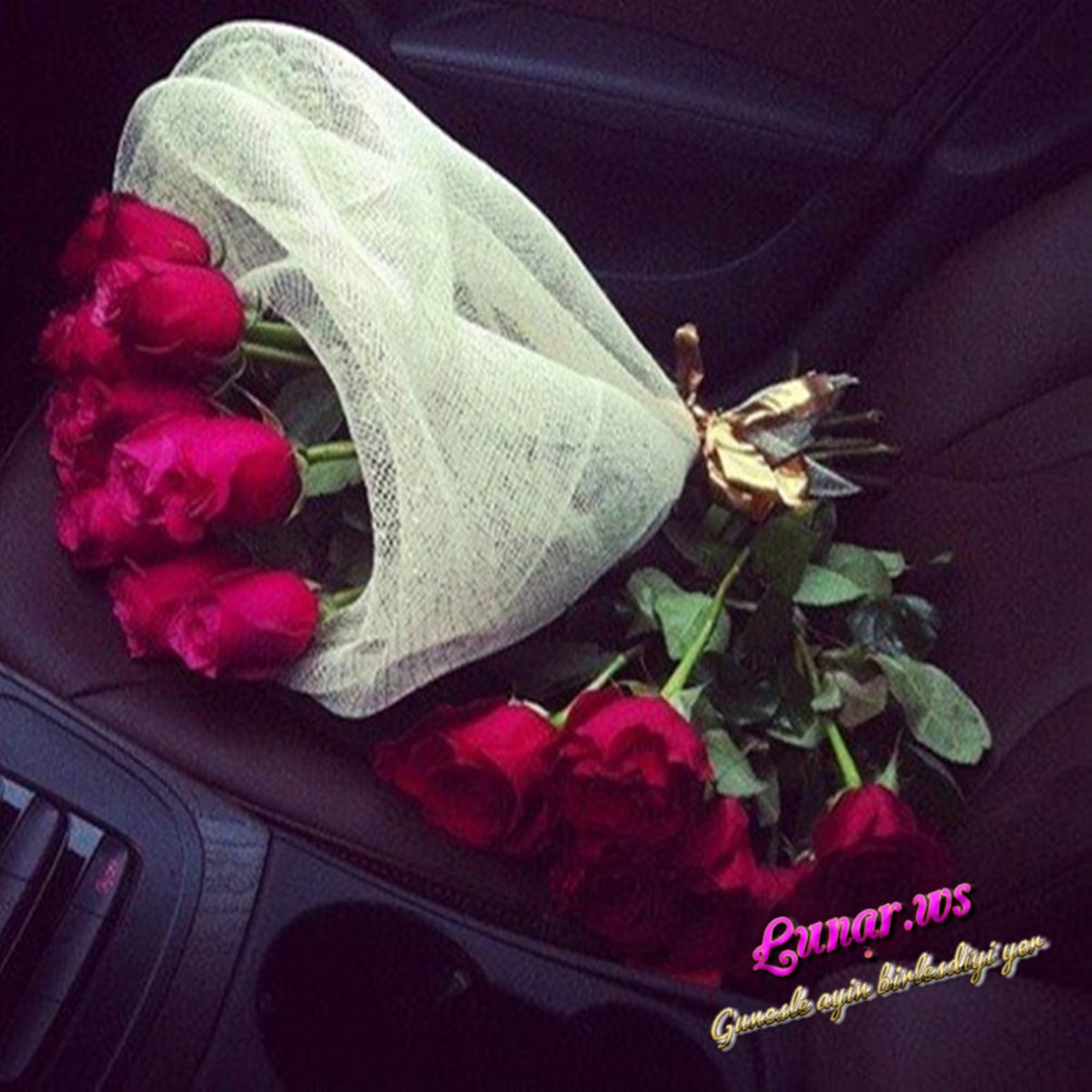 Букет в машине на сиденье