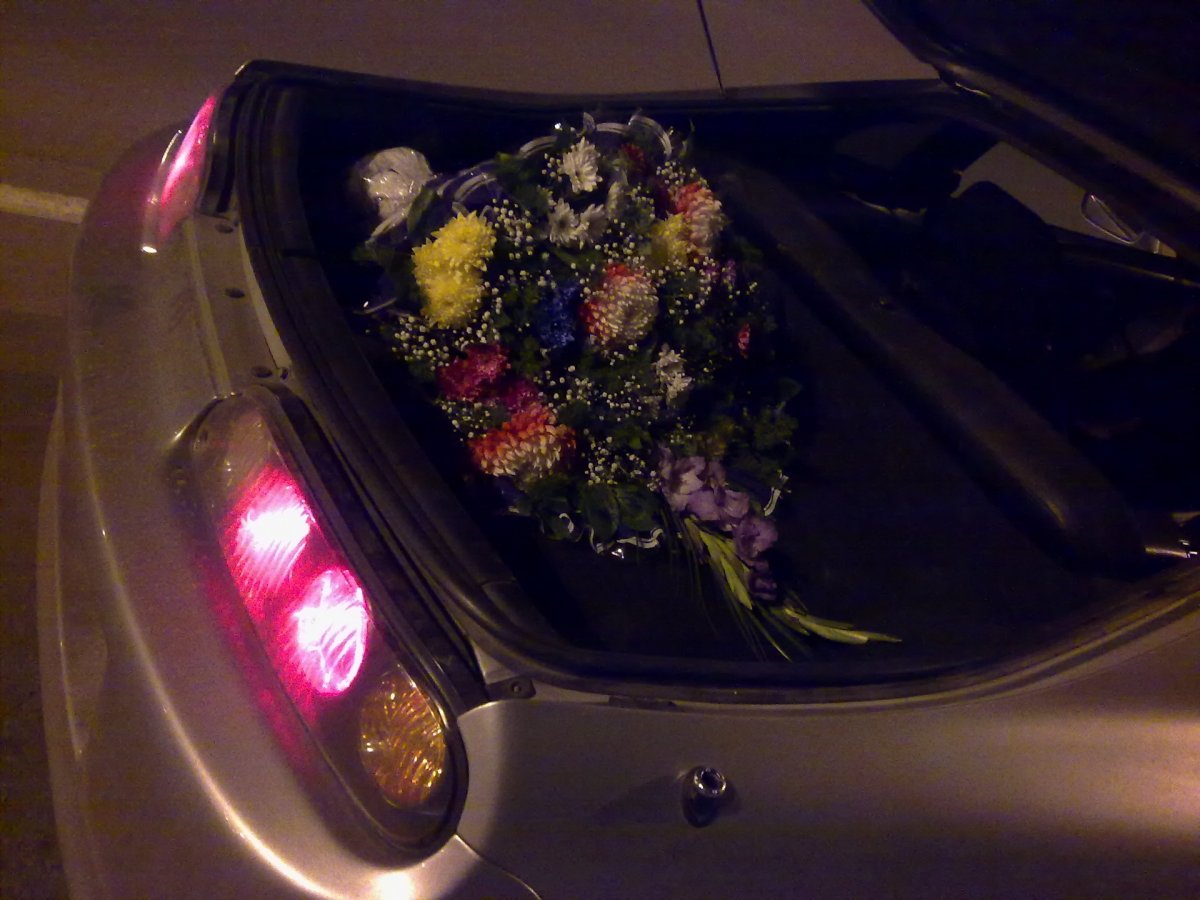 Букет цветов в машине ночью