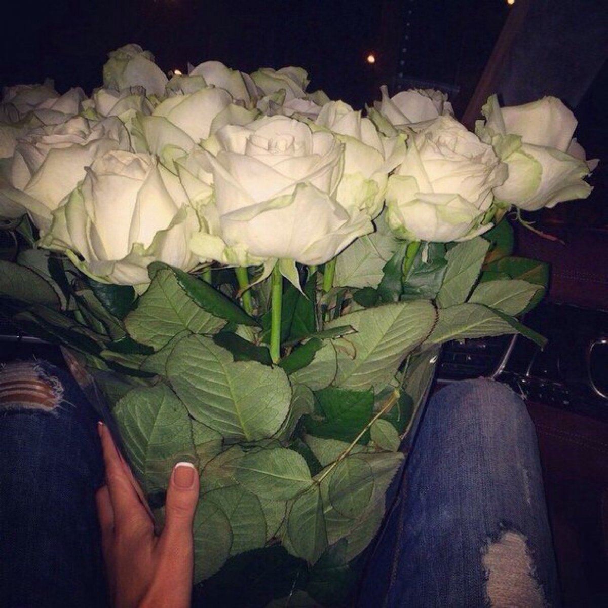 Девушка с букетом в машине
