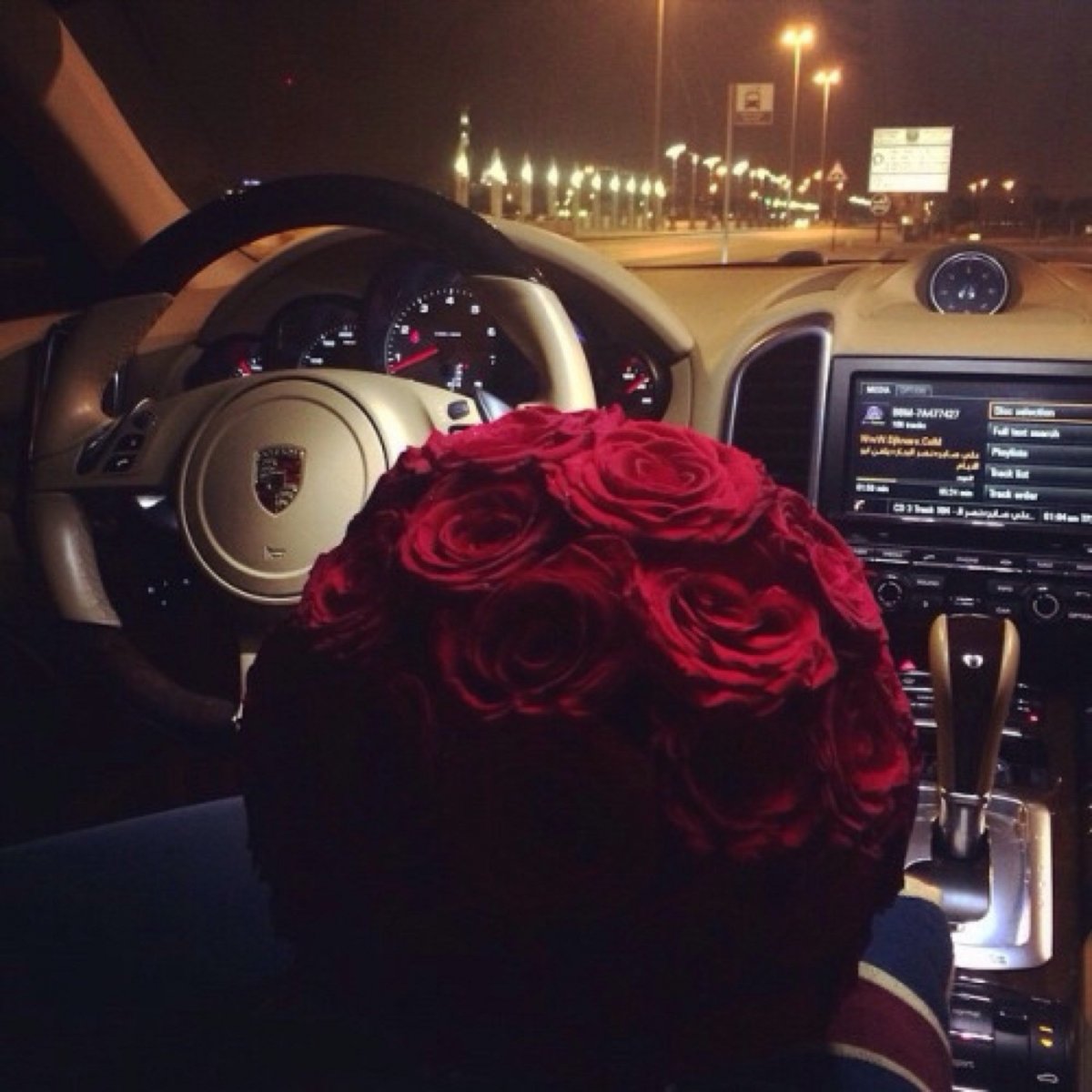 Девушка с букетом в машине