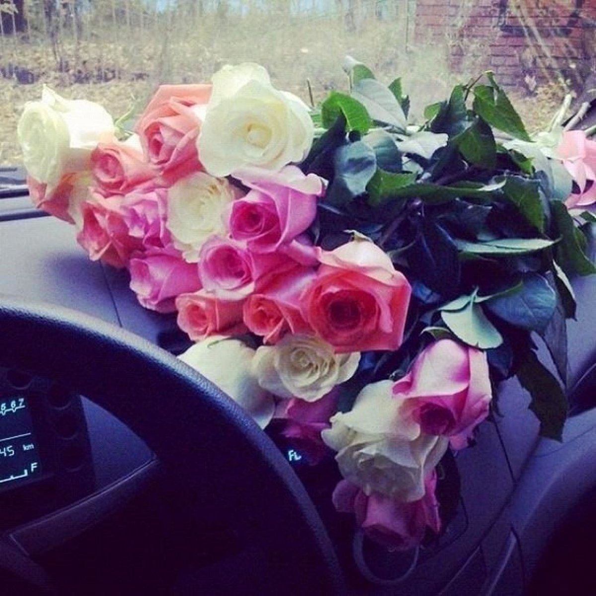 Букет в машине на сиденье
