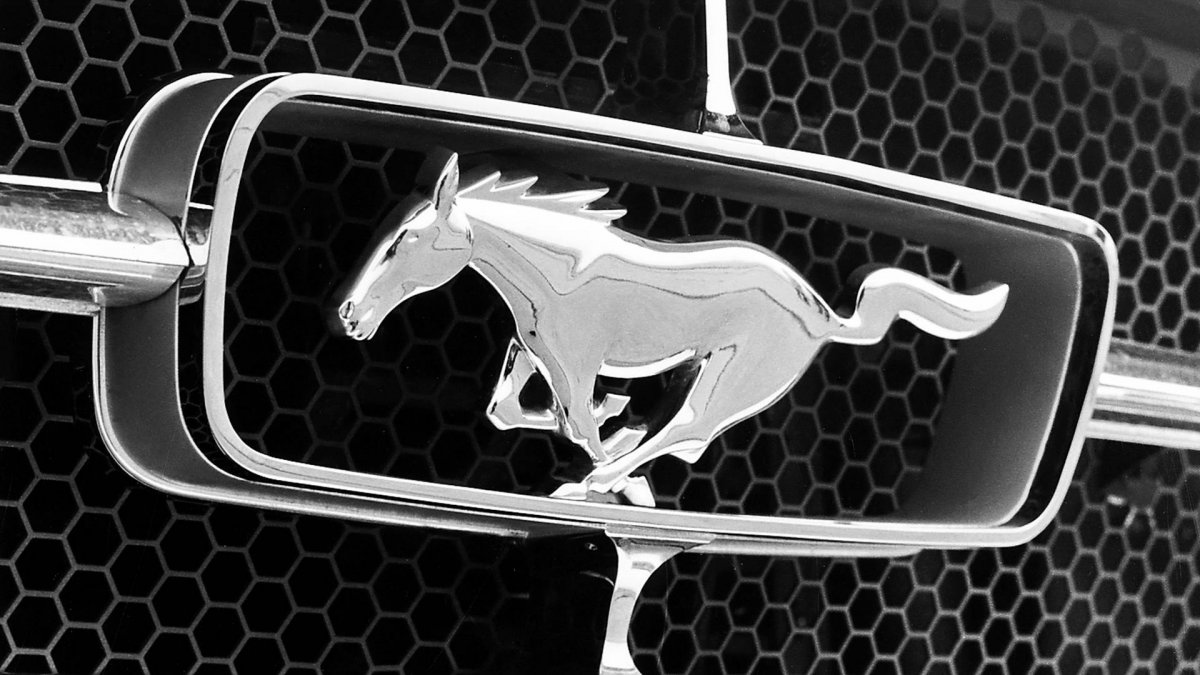 Марка машины со значком льва