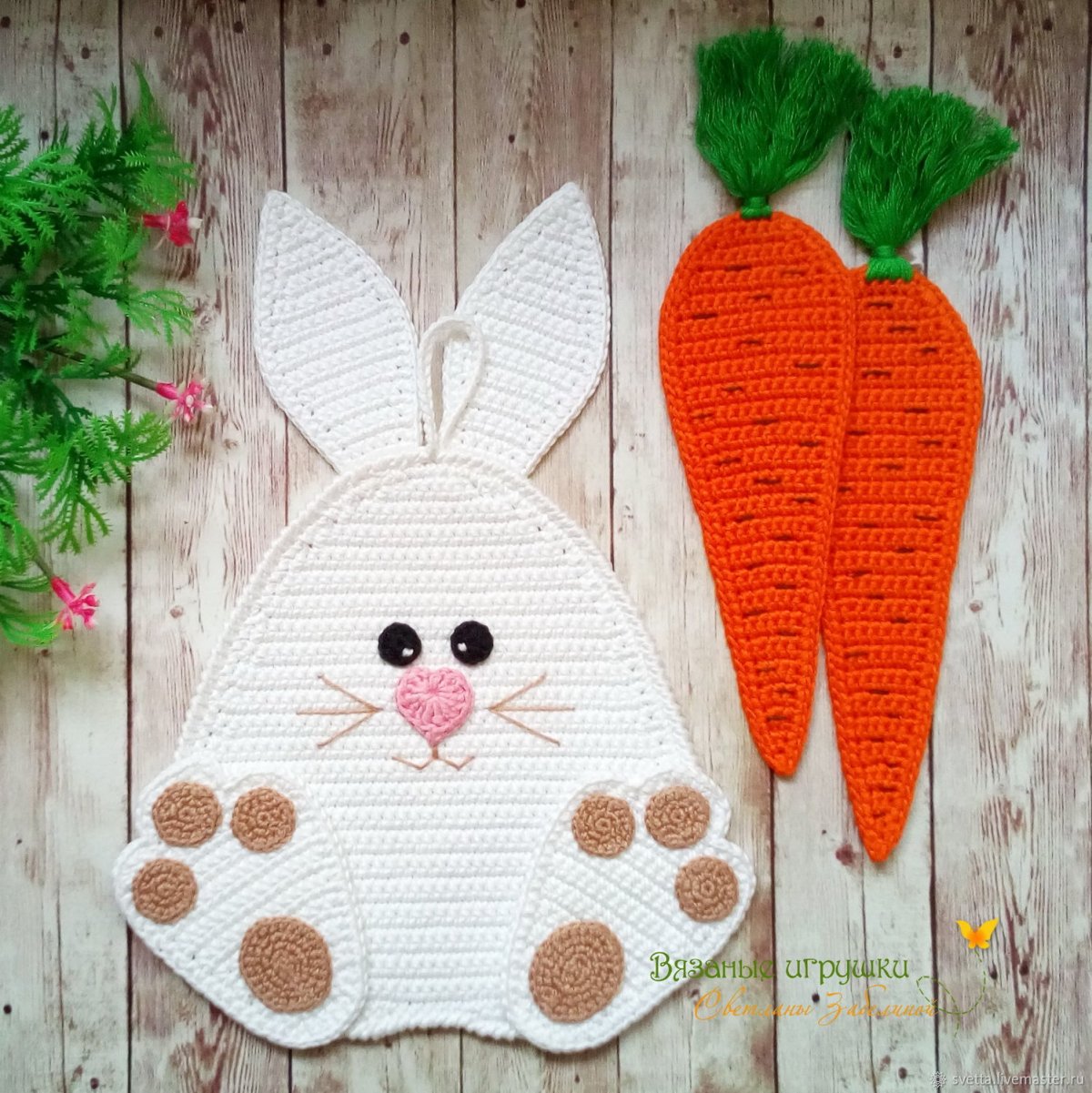 Вязаные зайчики с длинными лапами