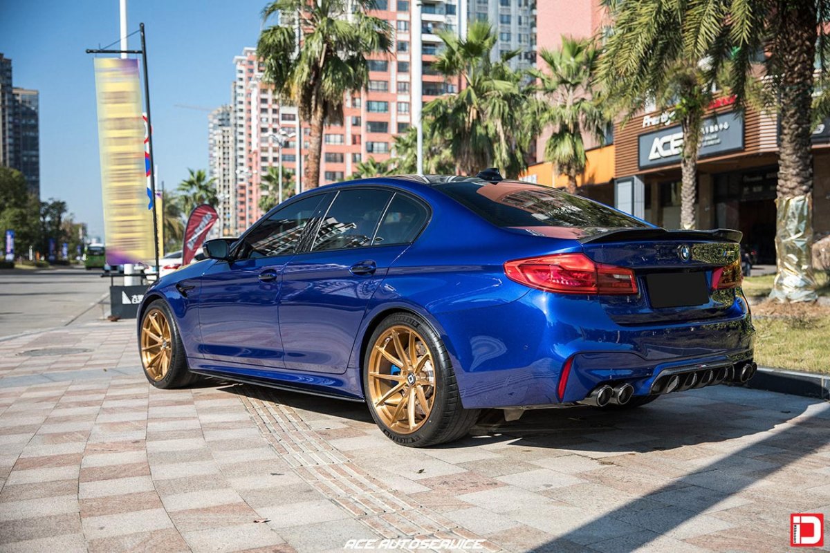 Золотые диски на черной машине