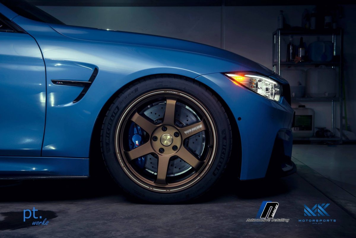 Синяя машина на бронзовых дисках