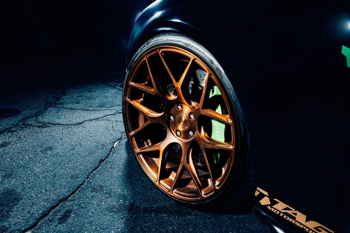 Бронзовые диски на черной машине