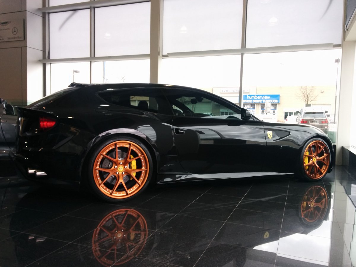 Синяя машина с колесами в воде