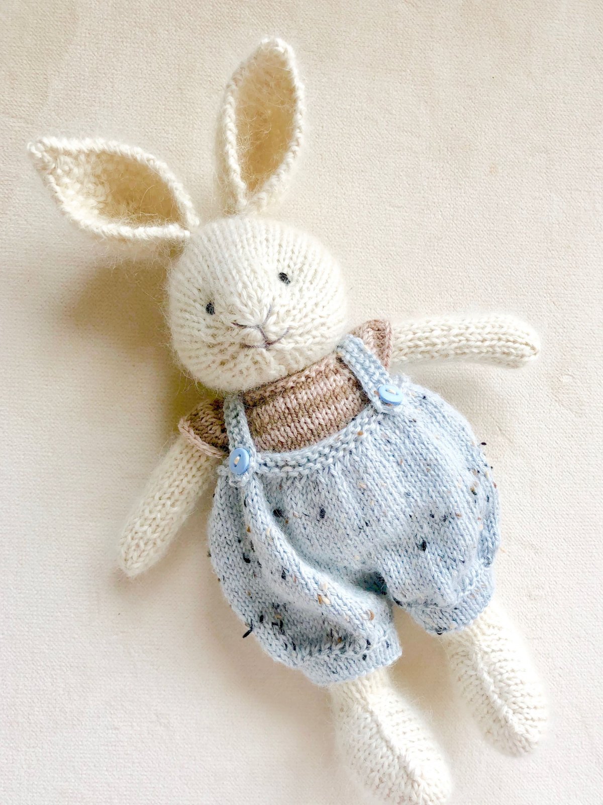 Вязаный заяц спицами