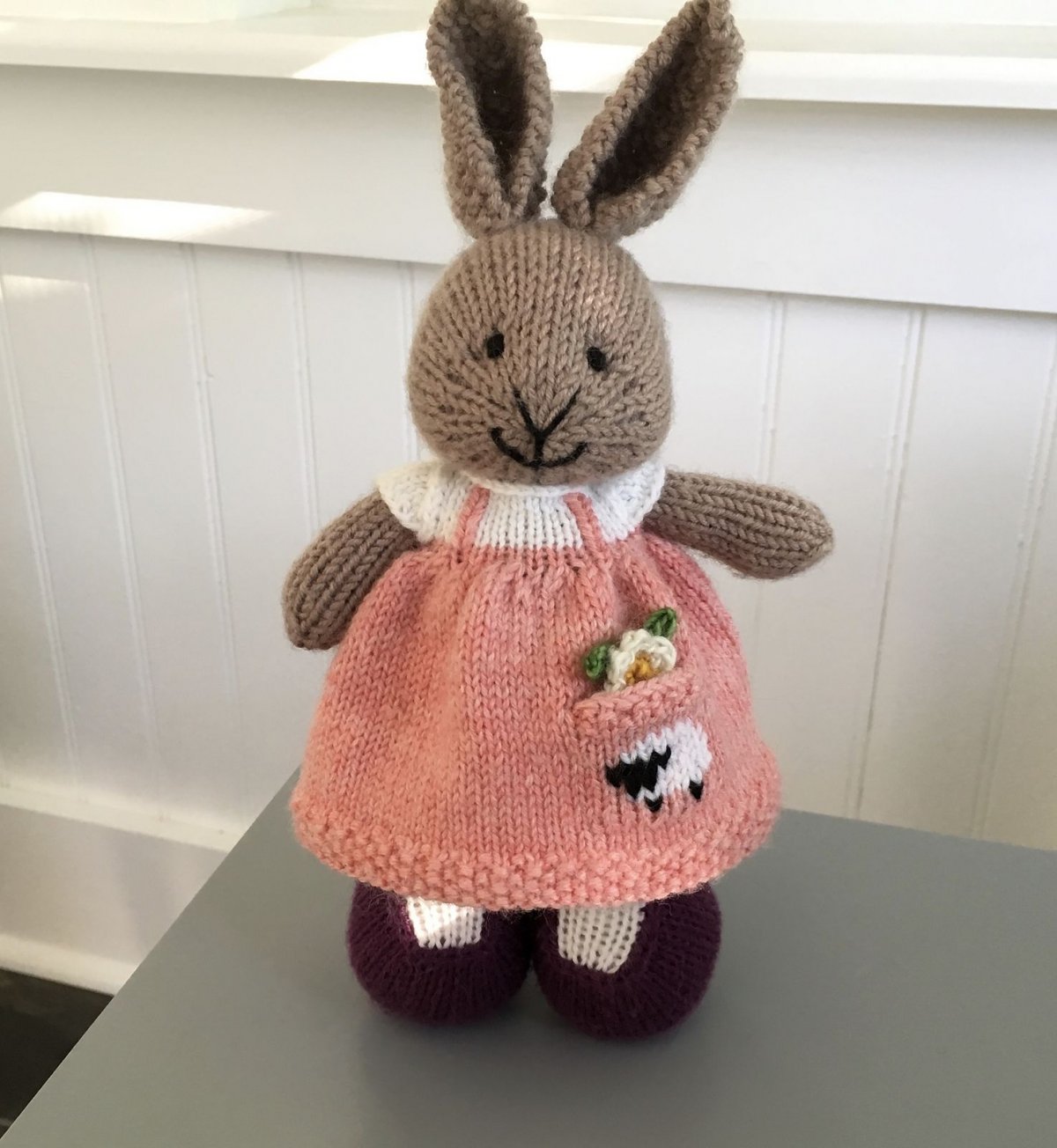 Вязаный кролик спицами