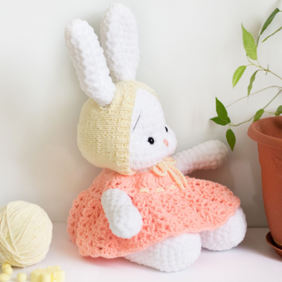 Вязаный заяц спицами