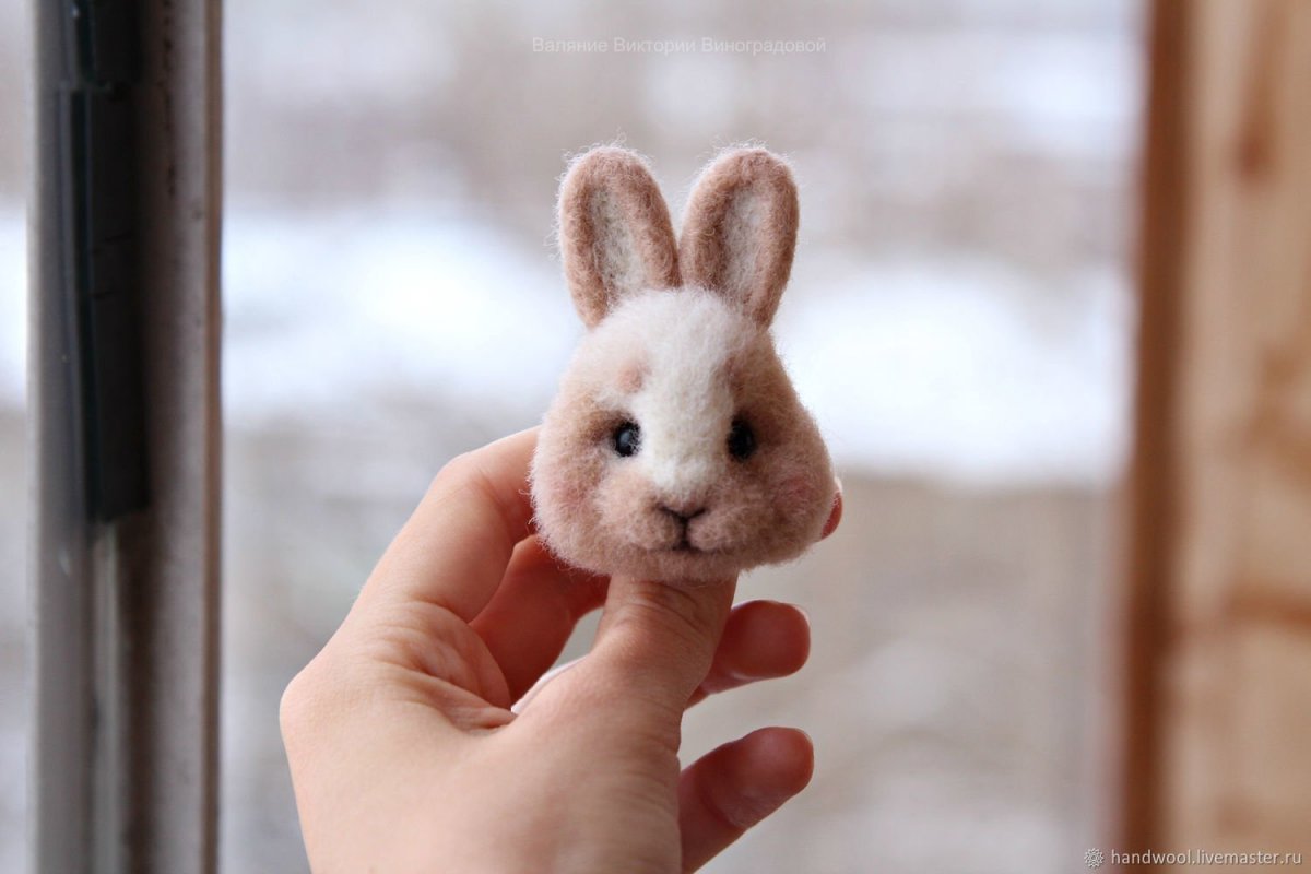 Брошь кролик из шерсти