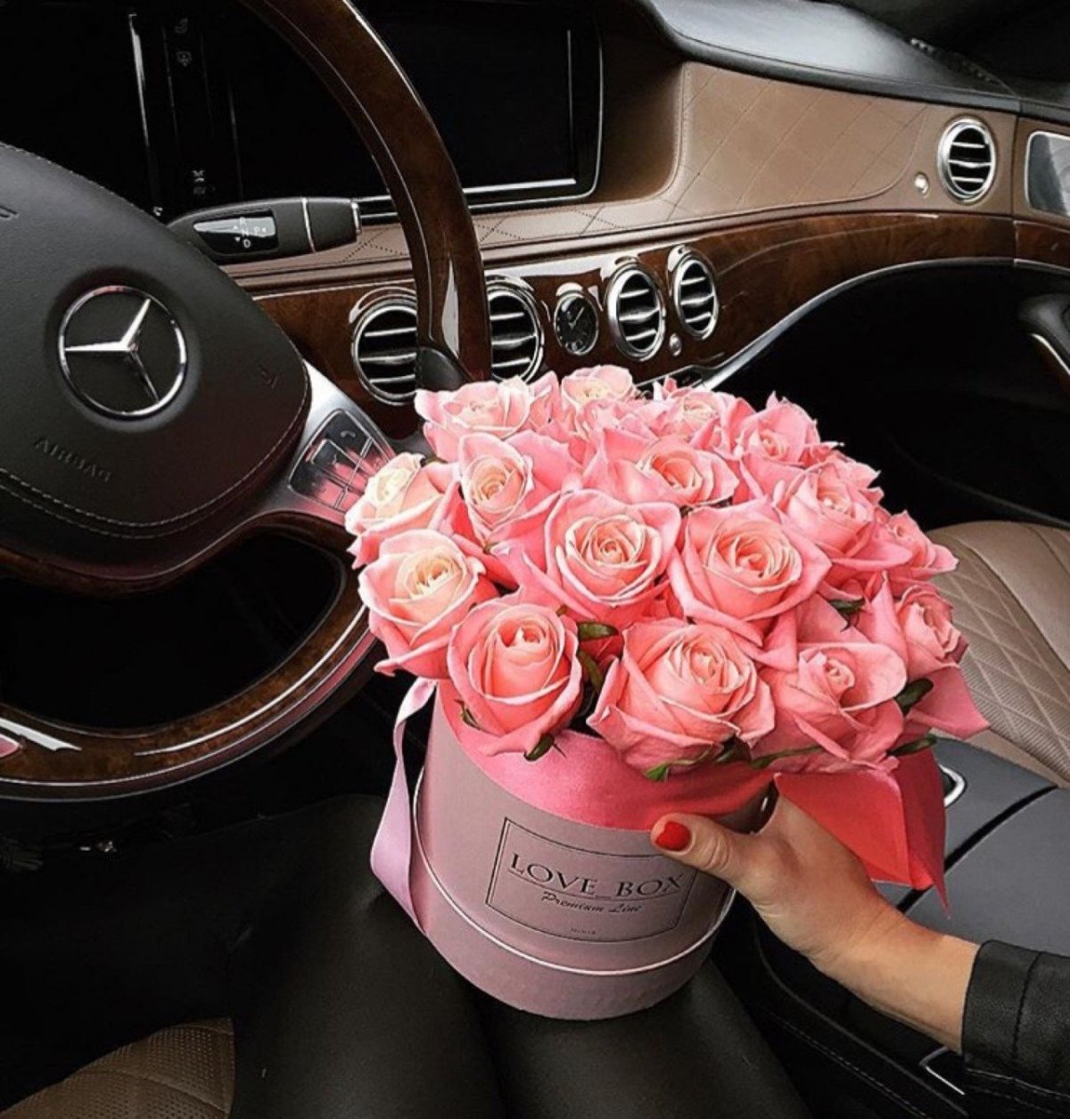 Букет цветов на капоте машины